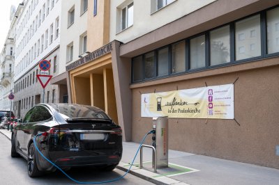 Elektrotankstelle vor der Pauluskirche Elektrotankstelle vor der Pauluskirche